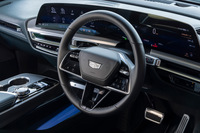 「シボレー・コルベット」に続き、「キャデラック・リリック」も日本仕様のハンドル位置は右に。GMでは、2026年に日本に導入する3車種のBEVについても、右ハンドルとする予定だ。(写真:郡大二郎)