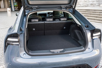 ラゲッジスペースはHEVのスペアタイヤ装着車と同じく高床仕様となっている。荷室容量は、低床仕様のHEVが410~422リッターとなっているのに対し、PHEVでは345リッターに減じている(いずれもVDA値)。