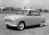 1957年「トヨペット・コロナ」。「早くダットサンへの対抗モデルを」という販売サイドの要望から、上級の「クラウン」や「マスター」(タクシー専用車)のコンポーネンツを多く流用して急造された。トヨタ車としては初めてモノコックを採用したボディーに最高出力33PSの1リッター直4サイドバルブエンジンを搭載。2年後に同45PSを発生するOHVエンジンに換装された。