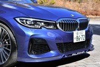 エアインテークを最適化し冷却性能を高めた、オリジナルデザインのフロントバンパー。リップ中央には「ALPINA」ロゴが添えられる。