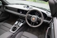 センタースクリーンの下が一直線になったダッシュボードのデザインは往年の930型へのオマージュだ。