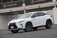 日米いずれの市場でも、レクサスの最多販売車種の座にいる「RX」。2リッターターボの「RX200t」と、ハイブリッドの「RX450h」がラインナップされており、いずれのグレードにも“Fスポーツ”と“バージョンL”が設定される。