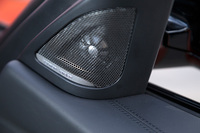 2017年5月のマイナーチェンジでは、ハーマンカードンのサラウンドサウンドシステムが標準で採用されるなど、装備の強化も図られた。