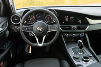 非常にクイックな操舵フィールが特徴のステアリングホイール。コラムには手動変速時に使用するシフトパドルが装備される。