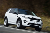 「ディスカバリー スポーツ」には、ステアリングをサポートして走行レーンからの不意な逸脱を防止する「レーンキープアシスト&ドライバーコンディションモニター」がオプション設定されている。