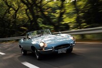 1961年に誕生した「ジャガーEタイプ ロードスター」。ロングノーズ・ショートデッキのスタイルは、今なお、見る者を魅了します。(photo:北畠主税)