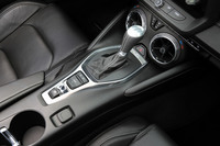 トランスミッションはトルコン式の8段AT。シフトノブは、頭頂部のアルミ製カバーに「CAMARO」のロゴとストライプ調の装飾を施すなど、よく見ると凝ったデザインをしている。