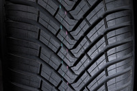 ショルダー部分をサマータイヤのようなパターンとしたのとは対照的に、センター付近には大胆なV字シェイプを採用。これが路面の雪や水を力強くかき出す。