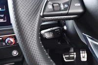 アダプティブクルーズコントロールのスイッチは、ステアリングコラムの左下にレイアウトされている。