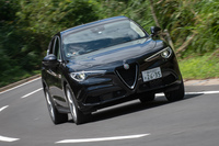 ステアリングギアレシオは12.1と、SUVとしては非常にクイック。4WD機構もリア寄りに駆動力を配分するなど、旋回しやすさを重視した制御となっている。