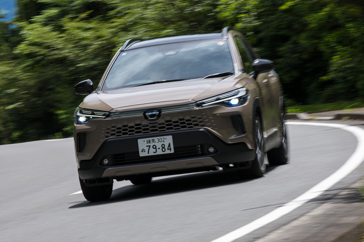 この試乗車のボディーカラーはSUVイメージを強調したという「マッドバス」。国内向けのトヨタ車では初採用だ。