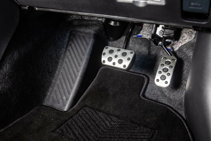 25式のAT仕様では、フットレストの大型化もトピックとして挙げられる。