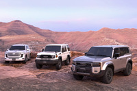 ランクルファミリーの最新モデル群。写真向かって左から、ステーションワゴン系の「300」、ヘビーデューティー系の「70」、ライトデューティー系の「250」。