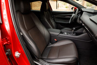 ハッチバックのフロントシート。すでに価格が発表されている北米仕様の資料によると、2人分のメモリー機能を備えた8wayの電動調整機構や、レザーシートなどが用意されている。