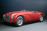 フェラーリの名を初めて冠した「フェラーリ125S」(1947年)には、1.5リッターのV12エンジンが搭載されていた。車名の「125」は、1気筒あたりのシリンダー容積が125ccであることに由来する。