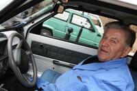 夫は電力公社の元職員であったが、定年退職後に妻の店を手伝っていた。