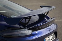 「718ケイマンGT4」の大型リアウイング。リップスポイラーや新開発のディフューザーなどと相まって、最高速で走行する際には、リアにトータル122kgのダウンフォースを発生する。