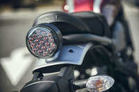 ヘッドランプやメーター、テールランプ、そしてマフラーと、各所に用いられた丸い意匠も「XSR700」の特徴。シンプルでオーセンティックなイメージが大事にされている。