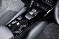 指先だけで操作できるトグルタイプのシフトセレクターや、「エコ」「ノーマル」「スポーツ」の3つを任意に選択できるドライブモード切り替え機構が標準で装備されている。