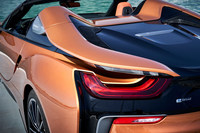 大幅に意匠が変更されたリアセクションだが、U字形のテールランプや、Cピラーから伸びたパネルがスポイラーの役割を果たす、「ルーフフレーム」と呼ばれるユニークな空力デバイスは踏襲されている。