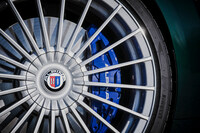 20スポークのフィンホイールは往年のモデルから受け継がれるBMWアルピナの伝統。キャブレターとカムシャフトが描かれたエンブレムはアルピナの出自を表したもので、そのモチーフはリニューアルされた新しいエンブレムにも受け継がれている。