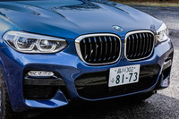 大型化したキドニーグリルに六角形のヘッドライトなど、スポーティーな印象を与えるフロントマスク。