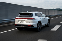 足まわりには電子制御式減衰力可変サスの「NAVI・AI-AVS」を装備。高速移動時のみならず、一般道のスピードレンジでも高いフラット感が味わえる。