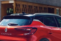 リアのコンビランプにもCシェイプのシグネチャーを採用。