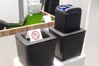 「モバイルパワーパック」の重量は約10kg。写真のように専用充電器を使ってチャージする。車体に搭載したままでの充電も可能。