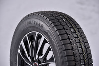 「グッドイヤー・アイスナビ8」は、145/80R13から275/35R19まで全69サイズが展開される。軽自動車からスポーティーモデルまでをカバーする豊富なラインナップが自慢だ。価格はオープンプライス。
