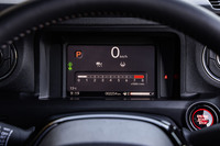 ホンダの軽自動車として初めて7インチTFT液晶メーターが採用された。従来型でステアリングホイールの上側に位置していたメーターを、一般的なステアリングホイール内側から見る位置に移動しているのも新型の特徴だ。