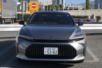 「クラウン セダン」のフロントマスク。ヘッドランプが薄すぎて目がないみたい見える。反対にリアにはちょっとだけ昭和のクラウン感が残っている。