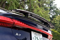 リアスポイラーはコックピットからの操作が可能なだけでなく、120km/hで自動的に展開する。