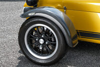 「340R」には15インチサイズのホイールとタイヤが標準で装備されるが、試乗車にはオプションで用意される、13インチの前後異幅のタイヤ&ホイールが装着されていた。タイヤの銘柄は、標準仕様もオプションも「エイボンZZS」だ。