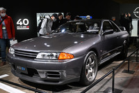 東京オートサロン2025の日産ブースに展示された、R32型「スカイラインGT-R」……のように見える「R32EV」。会場では多くのクルマ好きが興味津々の様子。