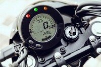 ETC2.0車載器が標準で備わるなど、装備は充実。インストゥルメントパネルはシンプルな丸型のデジタル液晶で、スマートフォンとBluetooth通信でつなぐことができる。