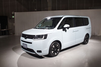 新型ミニバン戦線で先制パンチを浴びせたのはホンダだった。2022年春に発売予定の新型「ステップワゴン」(写真)を、新型「トヨタ・ノア/ヴォクシー」のデビュー1週間前、2022年1月7日に公開した。