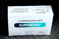 タバコ屋さんに届いた小包を開くと、車載機器「スーパーイージー」の箱が入っていた。