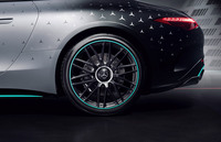F1マシンのカラーリングを採用した限定車「メルセデスAMG SL63 4MATIC+ Motorsport Collectors Edition」発売の画像