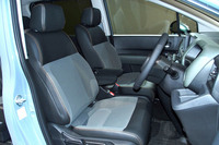 シートは3列とも新設計。現在ホンダではいろいろな法規対応のためにシートのつくりかえが推進されており、新型「フリード」でもその一環として新しいシートを採用したという。