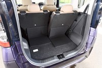 4人乗車時の荷室。後席を前後にスライドさせることで積載スペースを調節できる。奥行きは最長675mm。