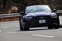 可変ステアリングギアレシオと後輪操舵を組み合わせた「ダイナミックオールホイールステアリング」を標準装備。高速走行時のスタビリティーが高められているほか、最小回転半径5.2mという扱いやすさも備わっている。