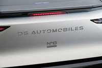 今日におけるDSオートモビルの最上級モデルに位置する「N°8」。本国ではFWDの設定もあるが、日本へはロングレンジの2モーター4WD仕様のみが導入される。