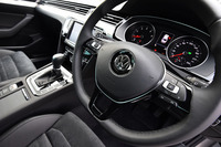 新グレード「TSIエレガンスライン」には、本革巻きのステアリングホイールやシフトノブが装着される。