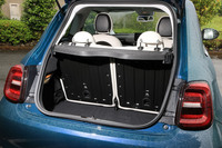 ラゲッジスペースは限られているが、2分割式の後席を倒して拡張できる。