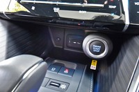 エンジンのスターターは、センターコンソールの下方に配される。そのそばには、非接触充電機能付きのトレー(オプション)やUSBコネクターがレイアウトされている。