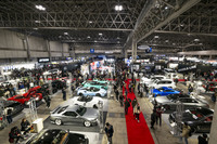 1983年に「東京エキサイティングカーショー」として初開催して以来、今年で43回目を迎えたカスタムカーの祭典「東京オートサロン」。いまや、SEMAやエッセンと比肩する、世界三大カスタムカーショーのひとつとして数えられています。メーカーやインポーターを中心に、各ブースの展示車両を詳しく紹介します。(photo:小河原認)