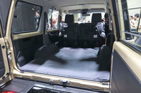 すっきりとした「ランドクルーザー“70”」の車内は、荷物の積載性にも優れている。写真は後席を折り畳み、収納スペースを最大化した状態。