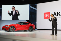 プレスカンファレンスにて、新型「スープラ」を紹介するトヨタ自動車の豊田章男社長。