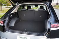 荷室の容量は520リッター。左側の壁に後席の背もたれをリリースするためのボタンが備わっている。